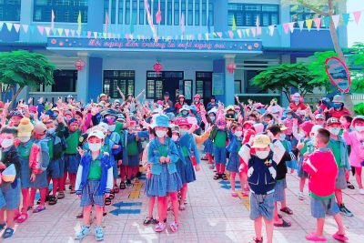Trường tổ chức cho trẻ 5-6 tuổi tham quan trường tiểu học Tịnh Khê.